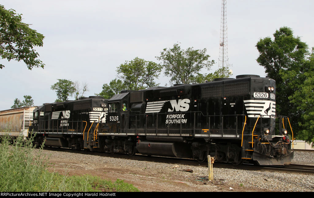 NS 5326 leads PP05 up the lead towards Elm